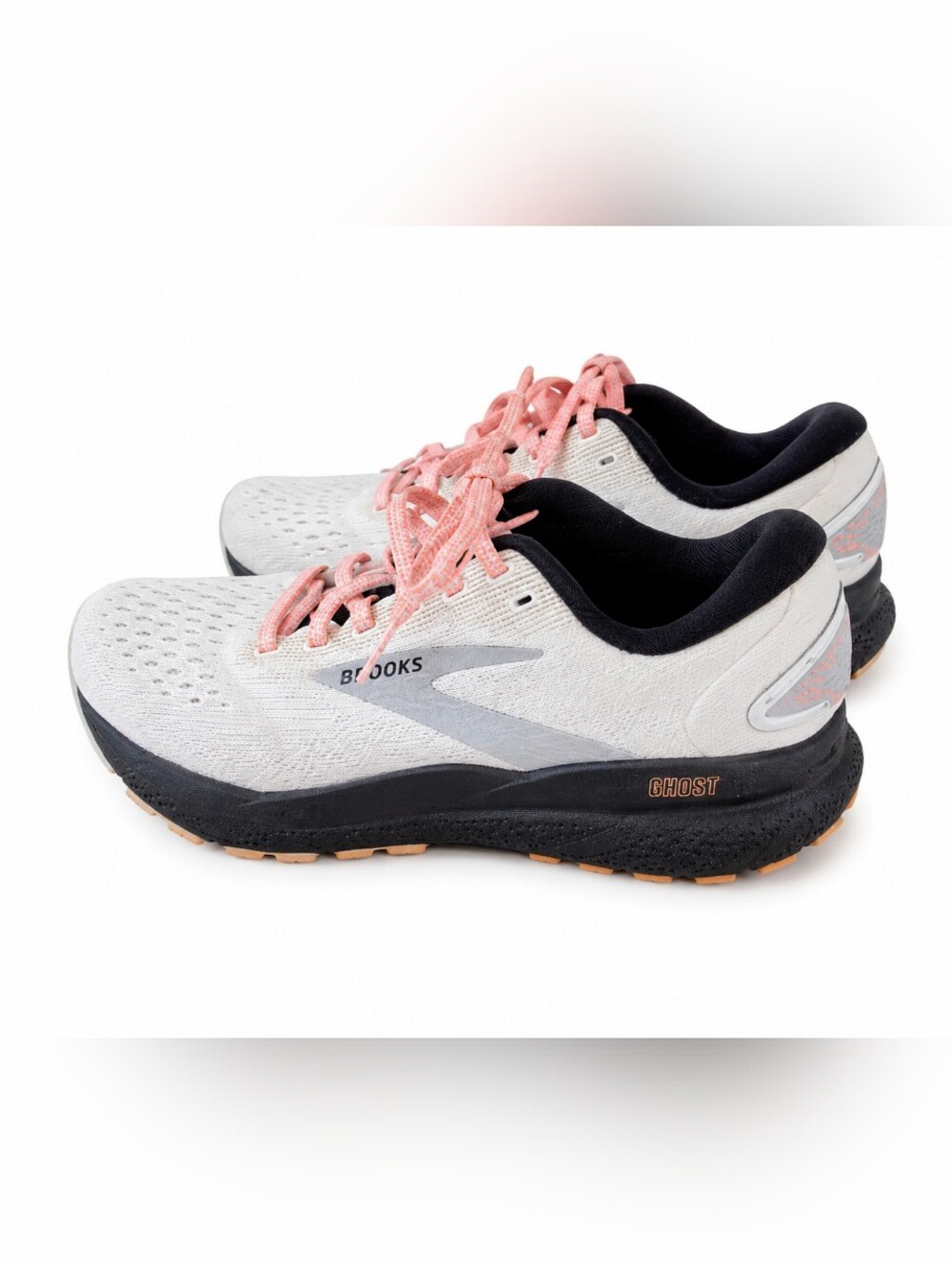 Brooks Ghost women's running shoes in women's US size 7 (Medium/B).